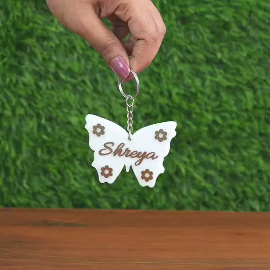 Video demonstrating how the Butterfly Keychain looks on a ladies bag and keys 